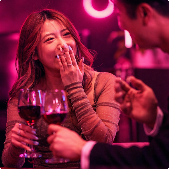 店内でワインを片手に会話を楽しむ女性