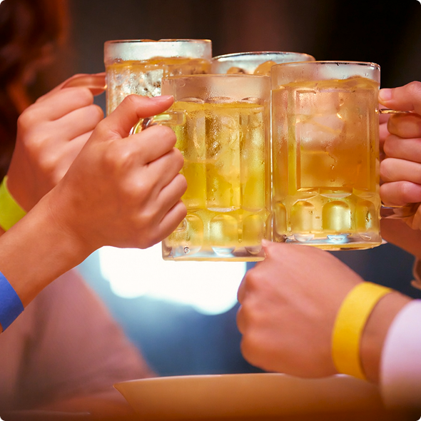 ビールジョッキで乾杯する様子