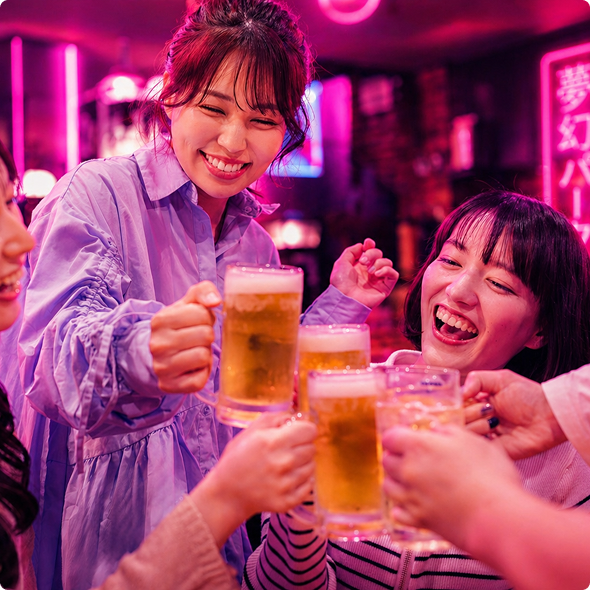 店内でビールを囲んで盛り上がる女性たち