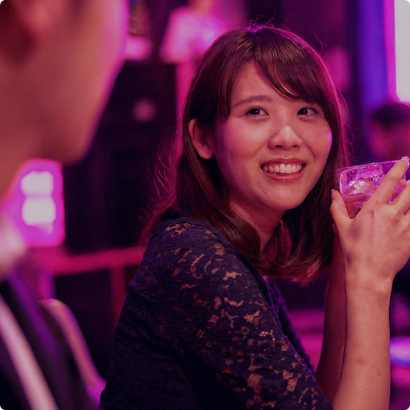 店内でドリンクを片手に会話を楽しむ女性